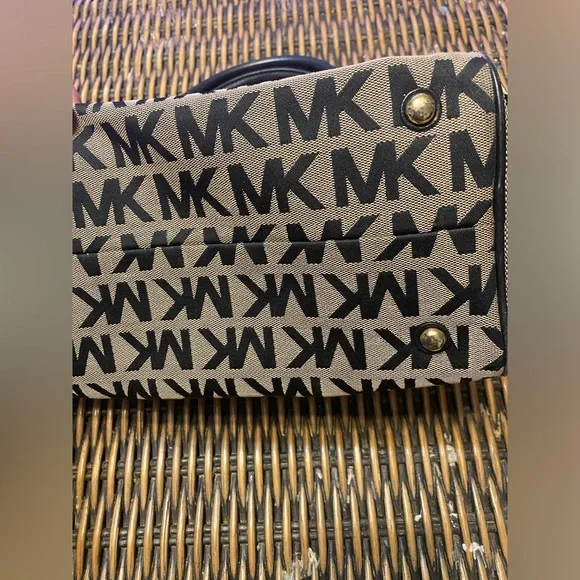 FIRE SALE π₯π₯ Michael Kors MK Satchel Bowling Bag Tote Medium/Large Size - Picture 6 of 15